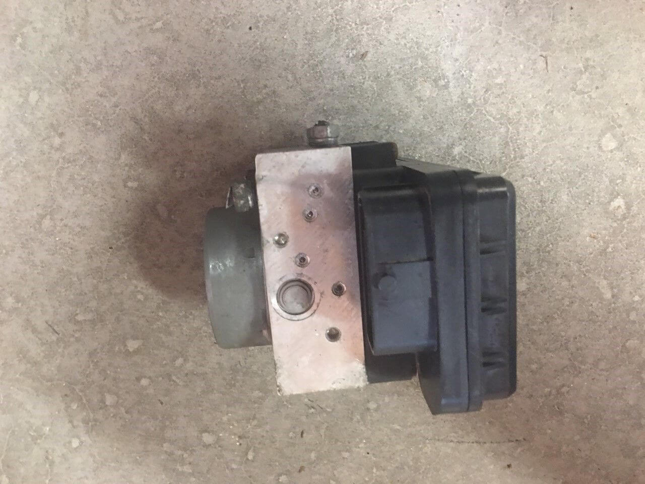 2009-2010 Toyota Corolla ABS Actuator Pump Assembly - Used OEM